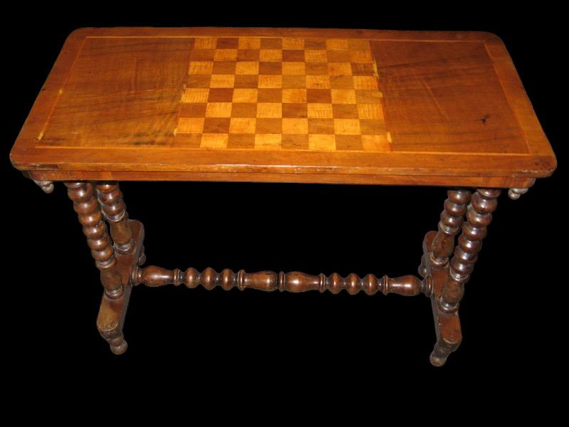 Tavolo da gioco sorrentino in noce intarsiato  